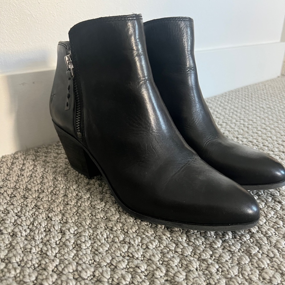 FRYE Elegant Black Leather Ankle Booties - Picture 4 of 7